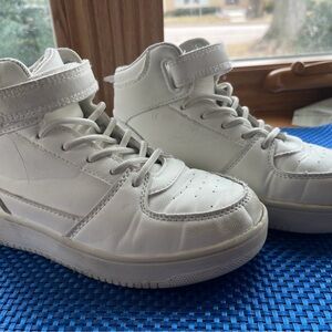 White Primark Youth shoe size SS25 typically corresponds to a US size 9.5.